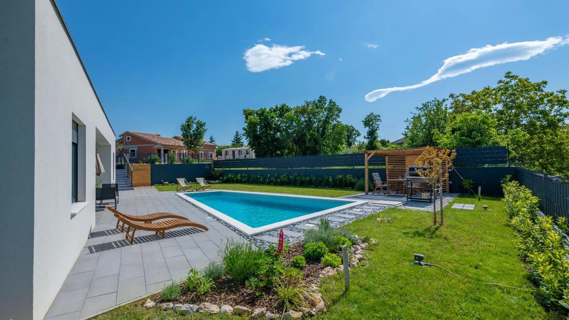 Villa The Pool House, A Lush Modern Villa With A Pool Nedescina